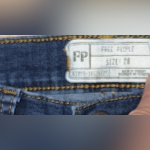 Free people size 28 blue dark wash busted knee jeans - Picture 3 of 3